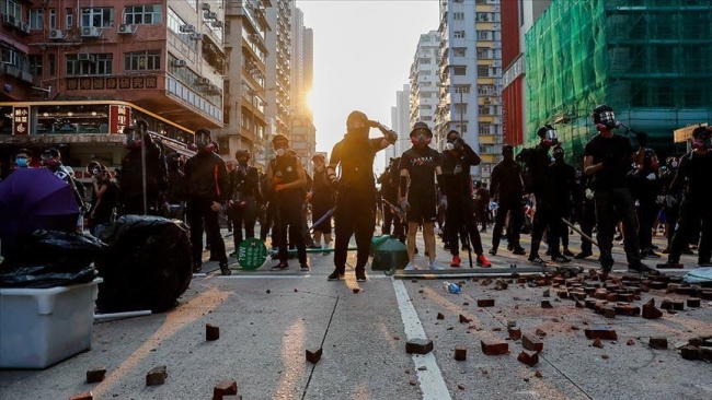 Çin'in Hong Kong Özel İdari Bölgesi'nde suçluların Çin'e iadesi tasarısına karşı düzenlenen protestolardan bir kare. Fotoğraf: AA